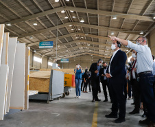 O governador Carlos Massa Ratinho Junior visitou nesta quinta-feira (10), ao lado do ministro do Desenvolvimento Regional, Rogério Marinho, a sede da construtora Tecverde, em Araucária, na Região Metropolitana de Curitiba (RMC). A empresa paranaense, fundada em 2009, é especialista no uso de uma tecnologia de origem alemã, baseada no uso da madeira, que pode acelerar a construção de casas populares.