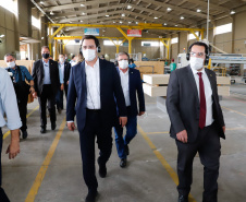 O governador Carlos Massa Ratinho Junior visitou nesta quinta-feira (10), ao lado do ministro do Desenvolvimento Regional, Rogério Marinho, a sede da construtora Tecverde, em Araucária, na Região Metropolitana de Curitiba (RMC). A empresa paranaense, fundada em 2009, é especialista no uso de uma tecnologia de origem alemã, baseada no uso da madeira, que pode acelerar a construção de casas populares.