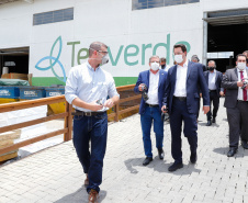 O governador Carlos Massa Ratinho Junior visitou nesta quinta-feira (10), ao lado do ministro do Desenvolvimento Regional, Rogério Marinho, a sede da construtora Tecverde, em Araucária, na Região Metropolitana de Curitiba (RMC). A empresa paranaense, fundada em 2009, é especialista no uso de uma tecnologia de origem alemã, baseada no uso da madeira, que pode acelerar a construção de casas populares.