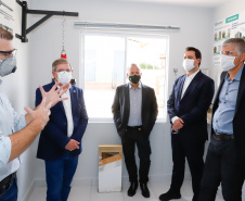 O governador Carlos Massa Ratinho Junior visitou nesta quinta-feira (10), ao lado do ministro do Desenvolvimento Regional, Rogério Marinho, a sede da construtora Tecverde, em Araucária, na Região Metropolitana de Curitiba (RMC). A empresa paranaense, fundada em 2009, é especialista no uso de uma tecnologia de origem alemã, baseada no uso da madeira, que pode acelerar a construção de casas populares.