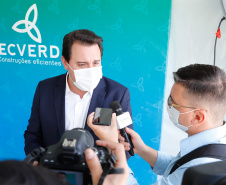 O governador Carlos Massa Ratinho Junior visitou nesta quinta-feira (10), ao lado do ministro do Desenvolvimento Regional, Rogério Marinho, a sede da construtora Tecverde, em Araucária, na Região Metropolitana de Curitiba (RMC). A empresa paranaense, fundada em 2009, é especialista no uso de uma tecnologia de origem alemã, baseada no uso da madeira, que pode acelerar a construção de casas populares.