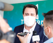 O governador Carlos Massa Ratinho Junior visitou nesta quinta-feira (10), ao lado do ministro do Desenvolvimento Regional, Rogério Marinho, a sede da construtora Tecverde, em Araucária, na Região Metropolitana de Curitiba (RMC). A empresa paranaense, fundada em 2009, é especialista no uso de uma tecnologia de origem alemã, baseada no uso da madeira, que pode acelerar a construção de casas populares.