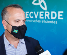 O governador Carlos Massa Ratinho Junior visitou nesta quinta-feira (10), ao lado do ministro do Desenvolvimento Regional, Rogério Marinho, a sede da construtora Tecverde, em Araucária, na Região Metropolitana de Curitiba (RMC). A empresa paranaense, fundada em 2009, é especialista no uso de uma tecnologia de origem alemã, baseada no uso da madeira, que pode acelerar a construção de casas populares.