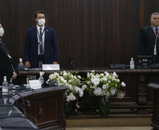 O Governador Carlos Massa Ratinho Junior recebeu, na noite desta terça-feira (10), o diploma e a Medalha de Distinção Judiciária, do Tribunal de Justiça do Paraná. A horaria foi entregue pelo atual presidente, desembargador Adalberto Jorge Xisto Pereira e pelo presidente eleito desembargador José Laurindo de Souza Netto, em uma sessão solene na sede do Tribunal. Foto: Jonathan Campos/AEN