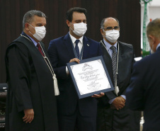 O Governador Carlos Massa Ratinho Junior recebeu, na noite desta terça-feira (10), o diploma e a Medalha de Distinção Judiciária, do Tribunal de Justiça do Paraná. A horaria foi entregue pelo atual presidente, desembargador Adalberto Jorge Xisto Pereira e pelo presidente eleito desembargador José Laurindo de Souza Netto, em uma sessão solene na sede do Tribunal. Foto: Jonathan Campos/AEN