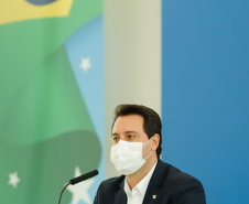 O governador Carlos Massa Ratinho Junior destacou nesta sexta-feira (11) que o Paraná está preparado para a campanha de vacinação contra o novo coronavírus assim que as vacinas forem aprovadas pelos órgãos reguladores. Ele também disse que a imunização respeitará o calendário nacional, que o Estado continua conversando com laboratórios e que tem R$ 200 milhões disponíveis para eventual aquisição, se necessário.