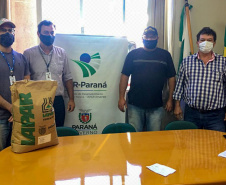 Pequenos agricultores de Rio Bonito do Iguaçu receberam nesta sexta-feira (11) 10.460 quilos de sementes de milho e feijão. Foram beneficiados produtores das comunidades Nova Aliança, Alto Água Morna e Alto Alegre.
Foto: SEAB