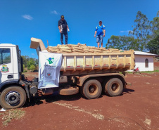 Pequenos agricultores de Rio Bonito do Iguaçu receberam nesta sexta-feira (11) 10.460 quilos de sementes de milho e feijão. Foram beneficiados produtores das comunidades Nova Aliança, Alto Água Morna e Alto Alegre.
Foto: SEAB
