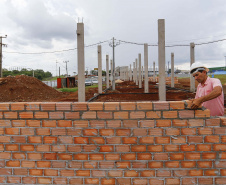 Santa Tereza do Oeste, município com pouco mais de 10 mil habitantes, terá, a seu próprio modo, um pequeno shopping. A solução tem nome mais burocrático, barracão comercial, mas o projeto não é nada simples. A ideia é que ele seja um espaço de convívio das famílias num complexo que contará com um centro cultural e, futuramente, será a “porta de entrada” de um passeio sobre o Parque Nacional do Iguaçu, que margeia a cidade. Foto: Jonathan Campos/ AEN