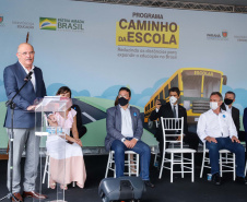 O governador Carlos Massa Ratinho Junior entregou 45 ônibus escolares para serem usados prioritariamente por estudantes residentes em áreas rurais e ribeirinhas do Paraná. A entrega foi nesta terça-feira (15). O objetivo é renovar, ampliar a padronizar a frota de veículos escolares da Rede Pública de Ensino. Adaptados com tração nas quatro rodas e acessibilidade para os portadores de algum tipo de deficiência, os veículos vão atender 39 municípios, de diferentes regiões, nesta primeira fase.