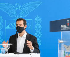 O governador Carlos Massa Ratinho Junior participa  nesta terca-feira (15), de coletiva de imprensa   para esclarecer dúvidas sobre o retorno presencial das aulas na Rede Pública de Ensino do Paraná,  acompanhado do ministro da Educação, Milton Ribeiro e do secretario de Educacao Renato Feder. Curitiba, 15/11/2020. Foto: Geraldo Bubniak/AEN