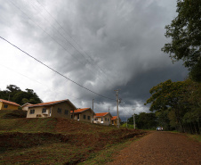 As 20 casas populares do conjunto habitacional erguido no bairro Jardim Planalto em Guaraniaçu, na região Oeste do Estado, serão entregues no começo de 2021. O empreendimento é uma parceria do Governo do Paraná, da Itaipu Binacional e da prefeitura do município e recebeu investimento de R$ 1.035.744,30. Ele se soma a projetos similares que estão em andamento em outros 15 municípios. - 02-12-2020 -  Foto: Jonathan Campos/ AEN
