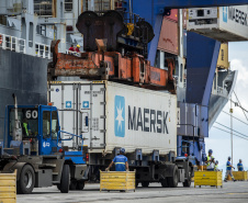 Ampliada a capacidadede carregamento de contêineres no Porto de Paranaguá.