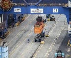 Ampliada a capacidadede carregamento de contêineres no Porto de Paranaguá.
