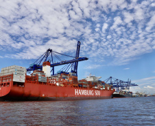 Ampliada a capacidadede carregamento de contêineres no Porto de Paranaguá.