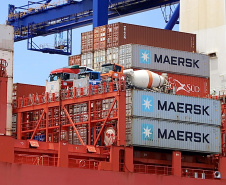 Ampliada a capacidadede carregamento de contêineres no Porto de Paranaguá.