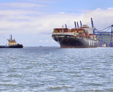 Ampliada a capacidadede carregamento de contêineres no Porto de Paranaguá.