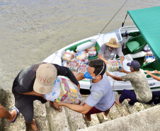 Portos do Paraná entrega cestas básicas a comunidades isoladas.

