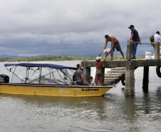 Portos do Paraná entrega cestas básicas a comunidades isoladas.
