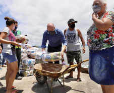 Portos do Paraná entrega cestas básicas a comunidades isoladas.
