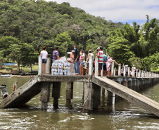 Portos do Paraná entrega cestas básicas a comunidades isoladas.
