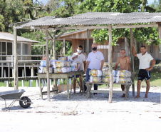 Portos do Paraná entrega cestas básicas a comunidades isoladas.
