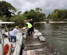 Portos do Paraná entrega cestas básicas a comunidades isoladas.

