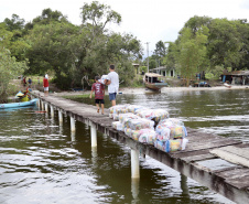 Portos do Paraná entrega cestas básicas a comunidades isoladas.
