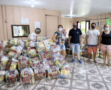 Portos do Paraná entrega cestas básicas a comunidades isoladas.
