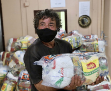 Portos do Paraná entrega cestas básicas a comunidades isoladas.
