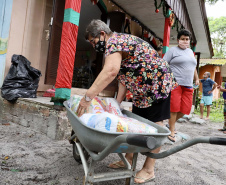 Portos do Paraná entrega cestas básicas a comunidades isoladas.

