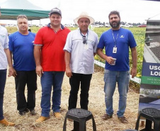 Técnicos da Sanepar e do IDR orientam agricultores sobre aplicação segura do lodo
Foto: SANEPAR