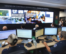 O governador Carlos Massa Ratinho Junior participou nesta terça-feira (5) da inauguração do Centro de Controle da Muralha Digital, projeto da Prefeitura de Curitiba voltado à gestão do trânsito, da segurança pública e também dos eventos climáticos que atingem a Capital. 