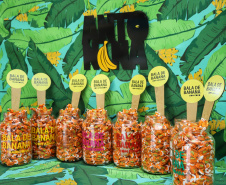 As balas de banana com embalagens verde (Antonina) e laranja (Bananina) ganharam o selo de Indicação de Procedência, concedido pelo Instituto Nacional de Propriedade Industrial (Inpi) no final de dezembro. É uma conquista de muitas mãos e que alça o produto artesanal que respeita as tradições mais antigas de Antonina, no Litoral, a um novo patamar. O selo atesta a bala como legítima do município e favorece a abertura de novos mercados no País. Foto: José Fernando Ogura/AEN