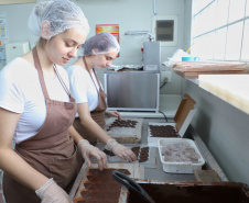 O Banco da Mulher Paranaense, programa gerenciado pela Fomento Paraná, completou três meses em dezembro colecionando bons indicadores.Na foto, empresa especializada na impressão de adesivos comestíveis em chocolates. Foto: José Fernando Ogura/AEN