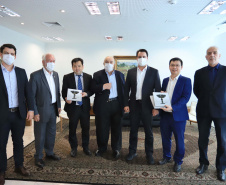 O governador Carlos Massa Ratinho Junior se reuniu nesta quarta-feira (6), no Palácio Iguaçu, com representantes da empresa chinesa BYD (Build Your Dreams), fabricante de veículos elétricos com zero emissão de poluentes. Em dois encontros simultâneos, com a participação dos prefeitos de Curitiba, Rafael Greca, e de Cascavel, Leonaldo Paranhos, foram discutidas soluções de mobilidade para a Região Metropolitana de Curitiba e para a cidade do Oeste paranaense. 
