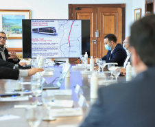 O governador Carlos Massa Ratinho Junior se reuniu nesta quarta-feira (6), no Palácio Iguaçu, com representantes da empresa chinesa BYD (Build Your Dreams), fabricante de veículos elétricos com zero emissão de poluentes. Em dois encontros simultâneos, com a participação dos prefeitos de Curitiba, Rafael Greca, e de Cascavel, Leonaldo Paranhos, foram discutidas soluções de mobilidade para a Região Metropolitana de Curitiba e para a cidade do Oeste paranaense. 