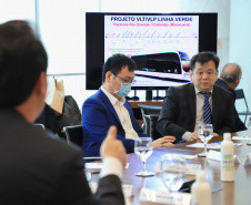 O governador Carlos Massa Ratinho Junior se reuniu nesta quarta-feira (6), no Palácio Iguaçu, com representantes da empresa chinesa BYD (Build Your Dreams), fabricante de veículos elétricos com zero emissão de poluentes. Em dois encontros simultâneos, com a participação dos prefeitos de Curitiba, Rafael Greca, e de Cascavel, Leonaldo Paranhos, foram discutidas soluções de mobilidade para a Região Metropolitana de Curitiba e para a cidade do Oeste paranaense. 