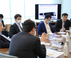O governador Carlos Massa Ratinho Junior se reuniu nesta quarta-feira (6), no Palácio Iguaçu, com representantes da empresa chinesa BYD (Build Your Dreams), fabricante de veículos elétricos com zero emissão de poluentes. Em dois encontros simultâneos, com a participação dos prefeitos de Curitiba, Rafael Greca, e de Cascavel, Leonaldo Paranhos, foram discutidas soluções de mobilidade para a Região Metropolitana de Curitiba e para a cidade do Oeste paranaense. 
