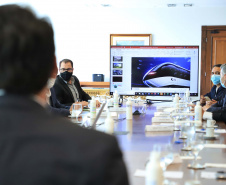 O governador Carlos Massa Ratinho Junior se reuniu nesta quarta-feira (6), no Palácio Iguaçu, com representantes da empresa chinesa BYD (Build Your Dreams), fabricante de veículos elétricos com zero emissão de poluentes. Em dois encontros simultâneos, com a participação dos prefeitos de Curitiba, Rafael Greca, e de Cascavel, Leonaldo Paranhos, foram discutidas soluções de mobilidade para a Região Metropolitana de Curitiba e para a cidade do Oeste paranaense. 