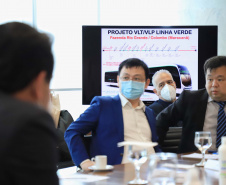 O governador Carlos Massa Ratinho Junior se reuniu nesta quarta-feira (6), no Palácio Iguaçu, com representantes da empresa chinesa BYD (Build Your Dreams), fabricante de veículos elétricos com zero emissão de poluentes. Em dois encontros simultâneos, com a participação dos prefeitos de Curitiba, Rafael Greca, e de Cascavel, Leonaldo Paranhos, foram discutidas soluções de mobilidade para a Região Metropolitana de Curitiba e para a cidade do Oeste paranaense. 