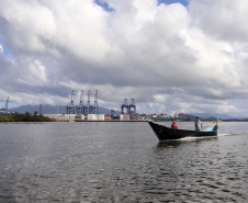 A pesca artesanal, que garante renda para cerca de 6 mil famílias no litoral paranaense, é tema da nova campanha de educação ambiental da Portos do Paraná. A empresa pública promove ações de comunicação e valorização da atividade, aproveitando o aumento no número de veranistas nas praias do Estado.