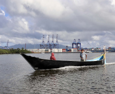 A pesca artesanal, que garante renda para cerca de 6 mil famílias no litoral paranaense, é tema da nova campanha de educação ambiental da Portos do Paraná. A empresa pública promove ações de comunicação e valorização da atividade, aproveitando o aumento no número de veranistas nas praias do Estado.