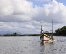A pesca artesanal, que garante renda para cerca de 6 mil famílias no litoral paranaense, é tema da nova campanha de educação ambiental da Portos do Paraná. A empresa pública promove ações de comunicação e valorização da atividade, aproveitando o aumento no número de veranistas nas praias do Estado.