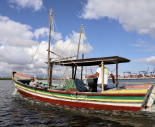 A pesca artesanal, que garante renda para cerca de 6 mil famílias no litoral paranaense, é tema da nova campanha de educação ambiental da Portos do Paraná. A empresa pública promove ações de comunicação e valorização da atividade, aproveitando o aumento no número de veranistas nas praias do Estado.