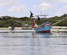 A pesca artesanal, que garante renda para cerca de 6 mil famílias no litoral paranaense, é tema da nova campanha de educação ambiental da Portos do Paraná. A empresa pública promove ações de comunicação e valorização da atividade, aproveitando o aumento no número de veranistas nas praias do Estado.