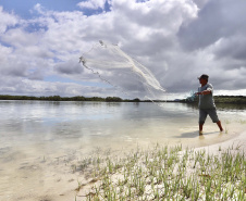 A pesca artesanal, que garante renda para cerca de 6 mil famílias no litoral paranaense, é tema da nova campanha de educação ambiental da Portos do Paraná. A empresa pública promove ações de comunicação e valorização da atividade, aproveitando o aumento no número de veranistas nas praias do Estado.