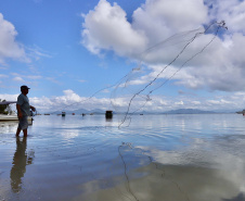 A pesca artesanal, que garante renda para cerca de 6 mil famílias no litoral paranaense, é tema da nova campanha de educação ambiental da Portos do Paraná. A empresa pública promove ações de comunicação e valorização da atividade, aproveitando o aumento no número de veranistas nas praias do Estado.