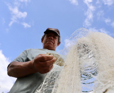 A pesca artesanal, que garante renda para cerca de 6 mil famílias no litoral paranaense, é tema da nova campanha de educação ambiental da Portos do Paraná. A empresa pública promove ações de comunicação e valorização da atividade, aproveitando o aumento no número de veranistas nas praias do Estado.
