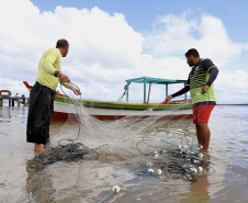 A pesca artesanal, que garante renda para cerca de 6 mil famílias no litoral paranaense, é tema da nova campanha de educação ambiental da Portos do Paraná. A empresa pública promove ações de comunicação e valorização da atividade, aproveitando o aumento no número de veranistas nas praias do Estado.